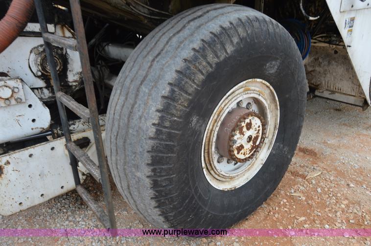 image for item I2888 2000 Roadtec SB2500B shuttle buggy material transfer vehicle