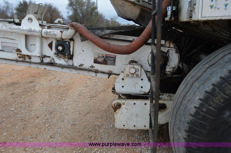 image for item I2888 2000 Roadtec SB2500B shuttle buggy material transfer vehicle