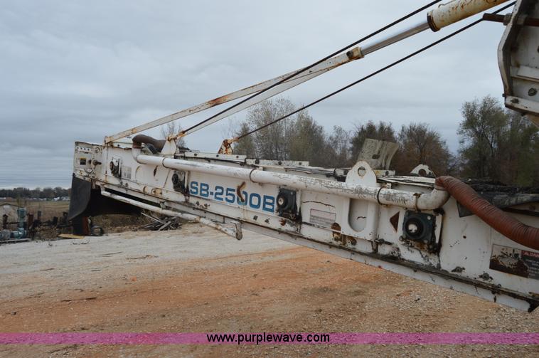 image for item I2888 2000 Roadtec SB2500B shuttle buggy material transfer vehicle