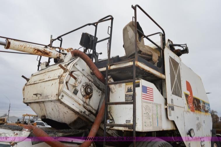 image for item I2888 2000 Roadtec SB2500B shuttle buggy material transfer vehicle