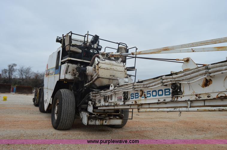 image for item I2888 2000 Roadtec SB2500B shuttle buggy material transfer vehicle