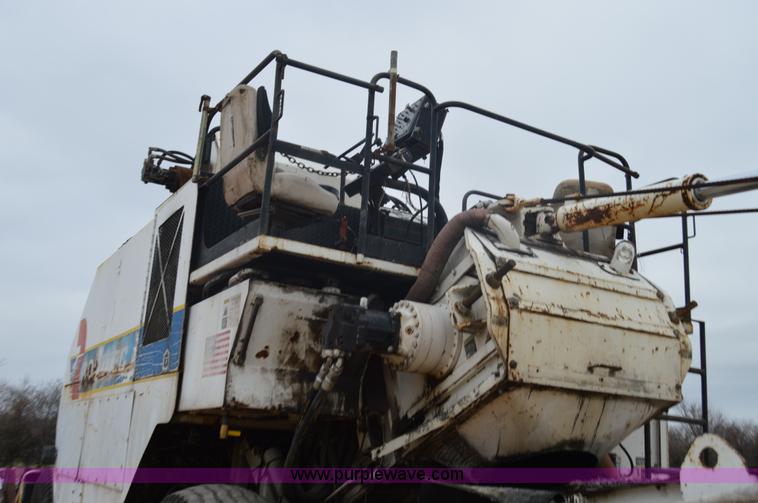 image for item I2888 2000 Roadtec SB2500B shuttle buggy material transfer vehicle