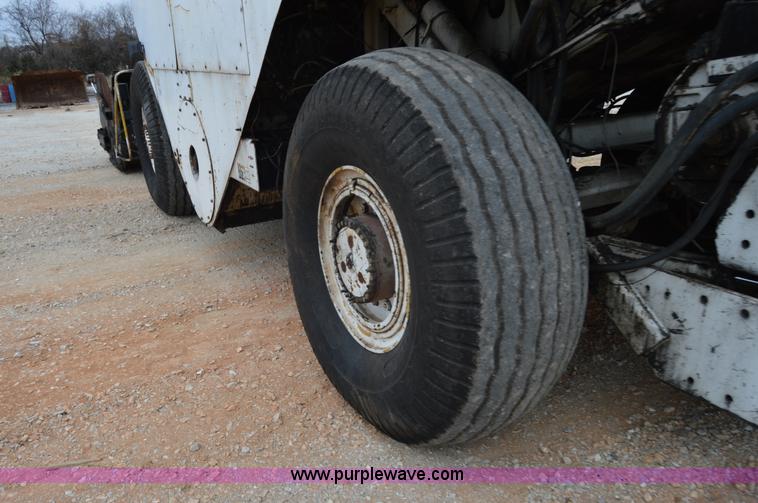 image for item I2888 2000 Roadtec SB2500B shuttle buggy material transfer vehicle