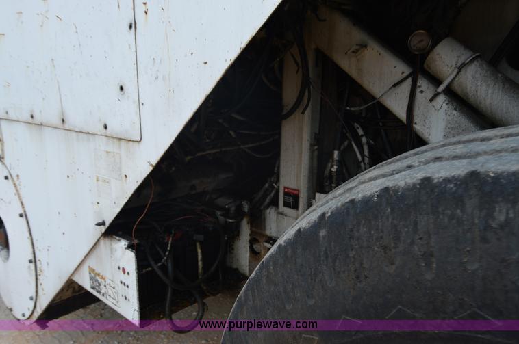 image for item I2888 2000 Roadtec SB2500B shuttle buggy material transfer vehicle