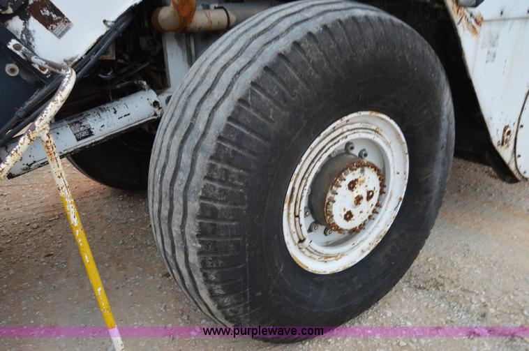 image for item I2888 2000 Roadtec SB2500B shuttle buggy material transfer vehicle