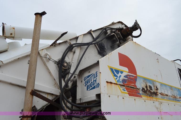 image for item I2888 2000 Roadtec SB2500B shuttle buggy material transfer vehicle