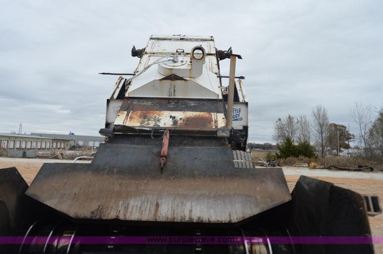 image for item I2888 2000 Roadtec SB2500B shuttle buggy material transfer vehicle