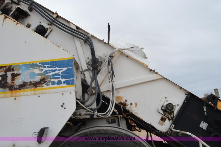 image for item I2888 2000 Roadtec SB2500B shuttle buggy material transfer vehicle