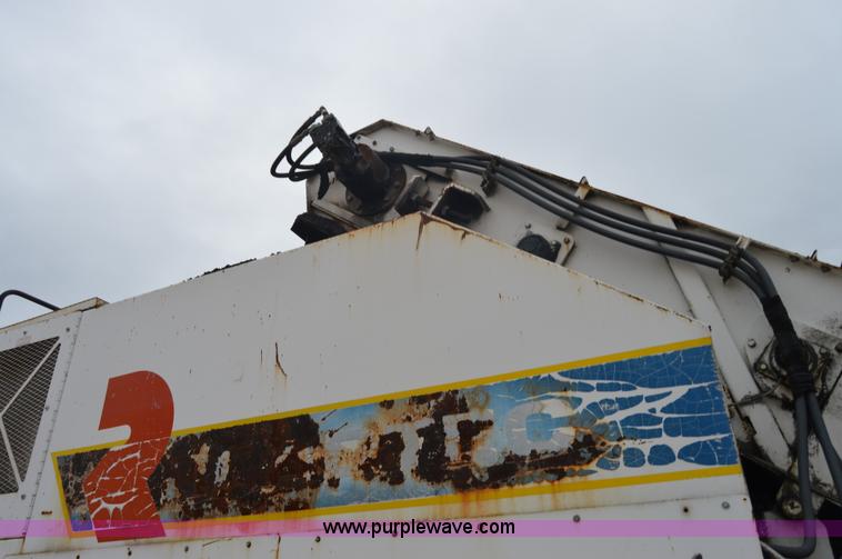 image for item I2888 2000 Roadtec SB2500B shuttle buggy material transfer vehicle