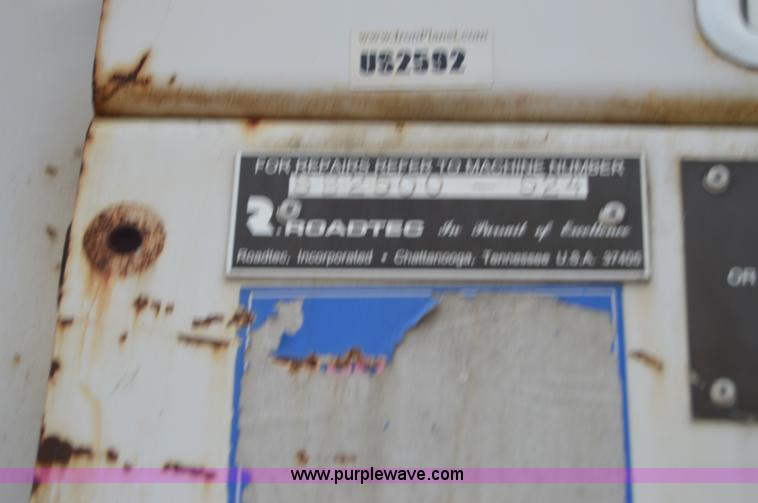 image for item I2888 2000 Roadtec SB2500B shuttle buggy material transfer vehicle