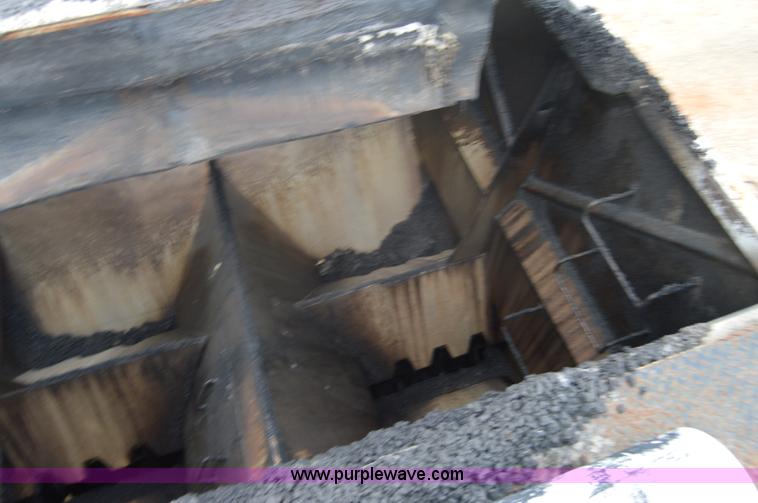 image for item I2888 2000 Roadtec SB2500B shuttle buggy material transfer vehicle