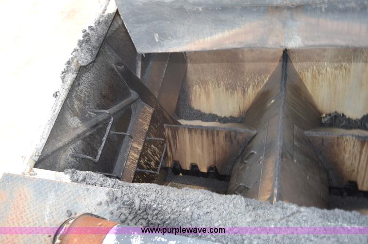 image for item I2888 2000 Roadtec SB2500B shuttle buggy material transfer vehicle