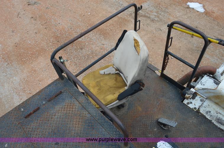 image for item I2888 2000 Roadtec SB2500B shuttle buggy material transfer vehicle