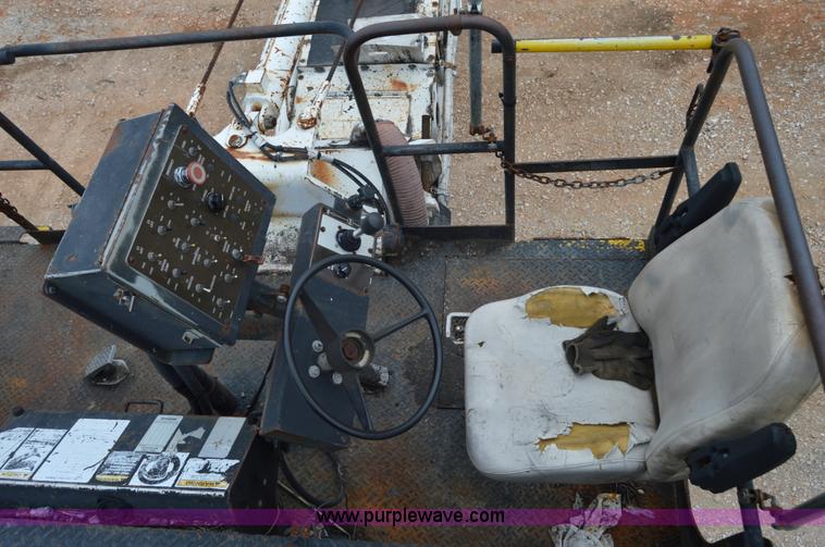 image for item I2888 2000 Roadtec SB2500B shuttle buggy material transfer vehicle