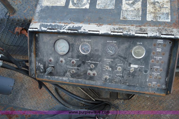 image for item I2888 2000 Roadtec SB2500B shuttle buggy material transfer vehicle