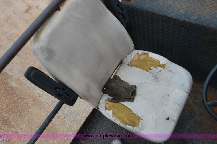 image for item I2888 2000 Roadtec SB2500B shuttle buggy material transfer vehicle