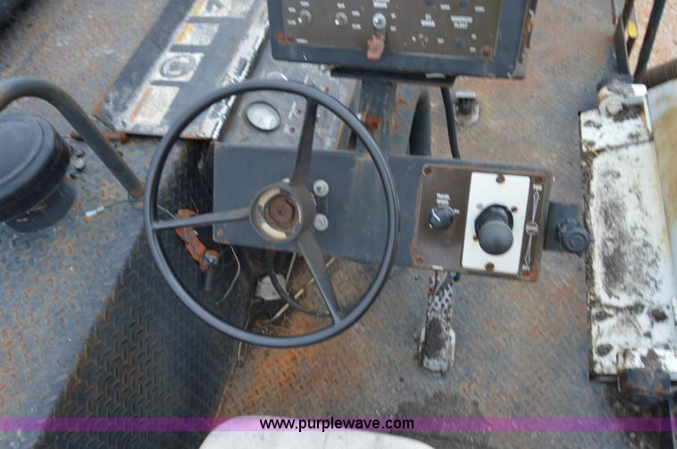 image for item I2888 2000 Roadtec SB2500B shuttle buggy material transfer vehicle