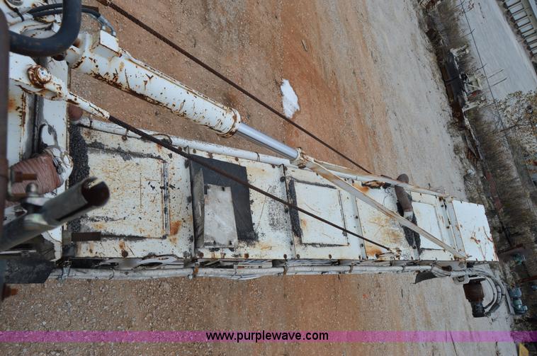 image for item I2888 2000 Roadtec SB2500B shuttle buggy material transfer vehicle