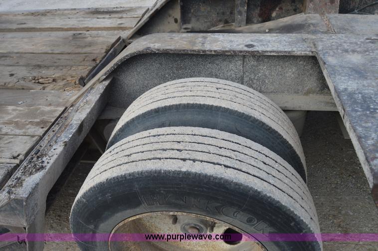 image for item I2889 1995 Etnyre Blackhawk PRTN50TD3-T1 lowboy trailer