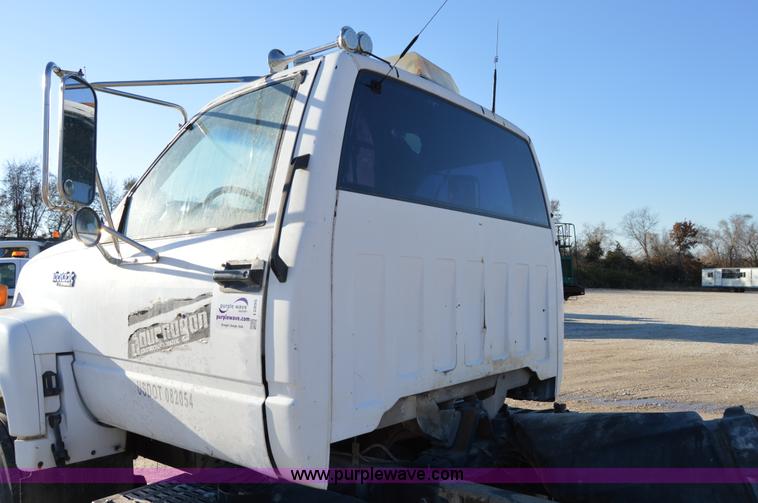 image for item I2895 1995 GMC TopKick cab and chassis