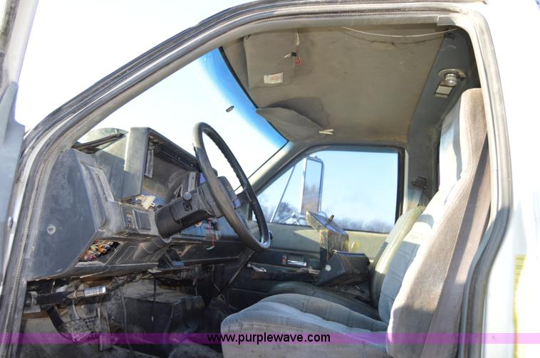 image for item I2895 1995 GMC TopKick cab and chassis