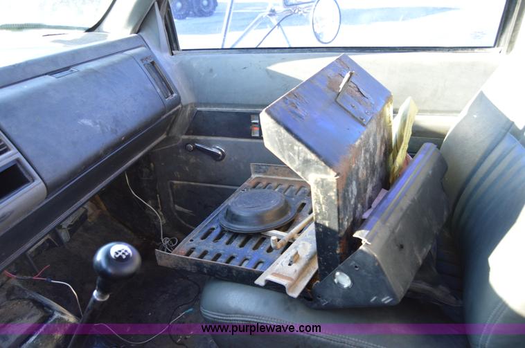 image for item I2895 1995 GMC TopKick cab and chassis