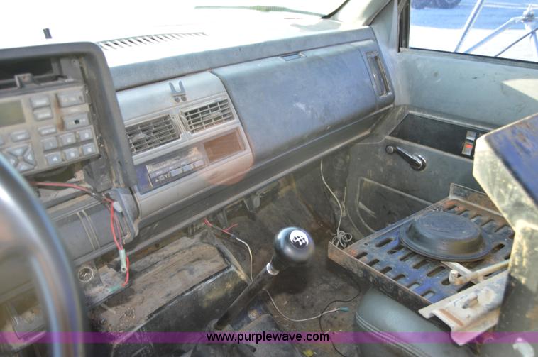 image for item I2895 1995 GMC TopKick cab and chassis