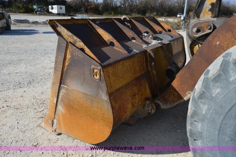 image for item I2929 1982 Caterpillar 966D wheel loader