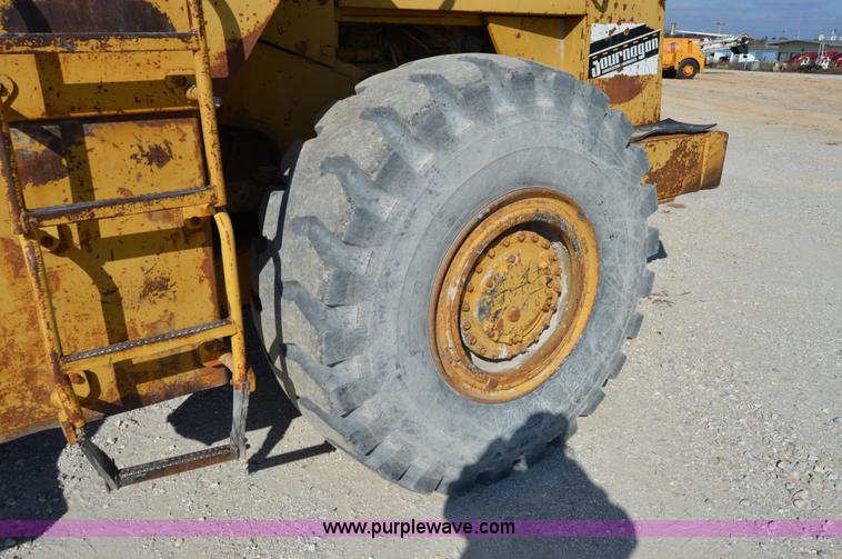 image for item I2929 1982 Caterpillar 966D wheel loader