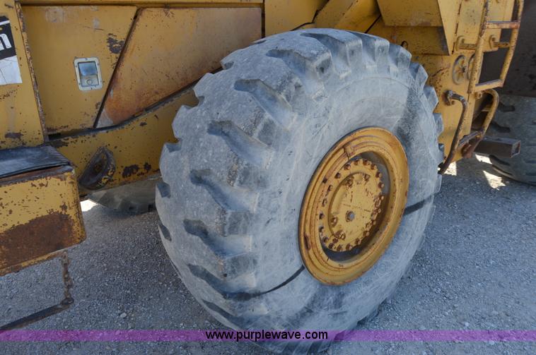 image for item I2929 1982 Caterpillar 966D wheel loader