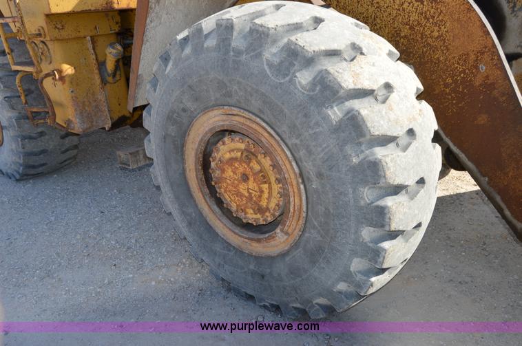 image for item I2929 1982 Caterpillar 966D wheel loader