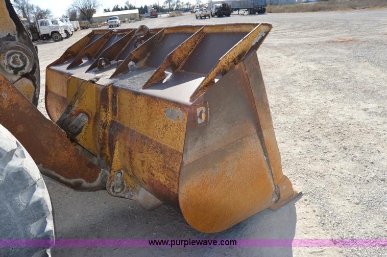 image for item I2929 1982 Caterpillar 966D wheel loader