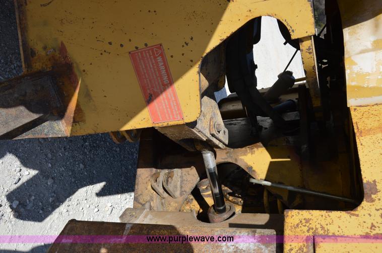 image for item I2929 1982 Caterpillar 966D wheel loader