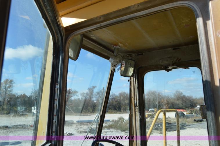 image for item I2929 1982 Caterpillar 966D wheel loader