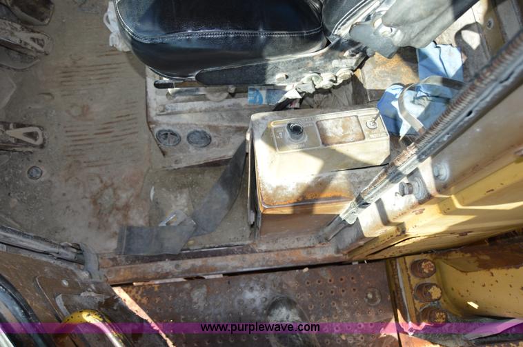 image for item I2929 1982 Caterpillar 966D wheel loader