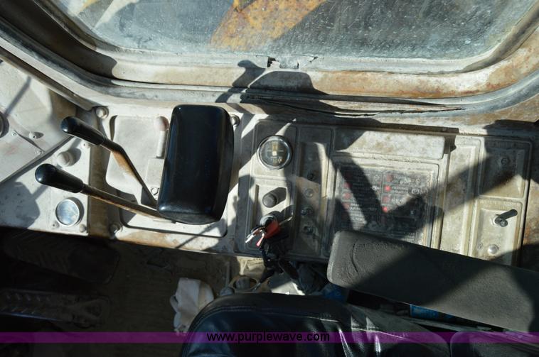 image for item I2929 1982 Caterpillar 966D wheel loader