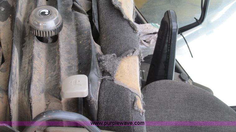 image for item I2930 2003 John Deere 225C LC excavator