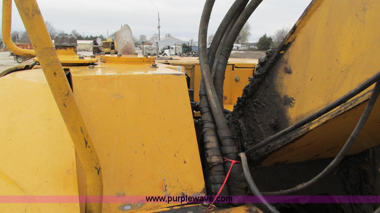 image for item I2930 2003 John Deere 225C LC excavator