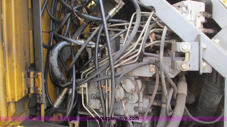 image for item I2930 2003 John Deere 225C LC excavator