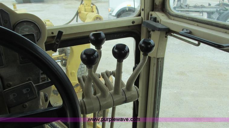 image for item I3167 1995 Caterpillar 12H motor grader