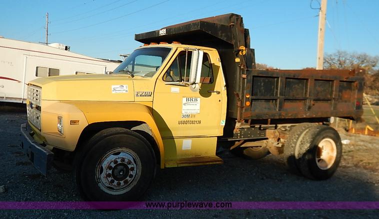 image for item I5235 1993 Ford F700 dump truck