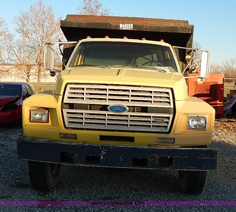 image for item I5235 1993 Ford F700 dump truck