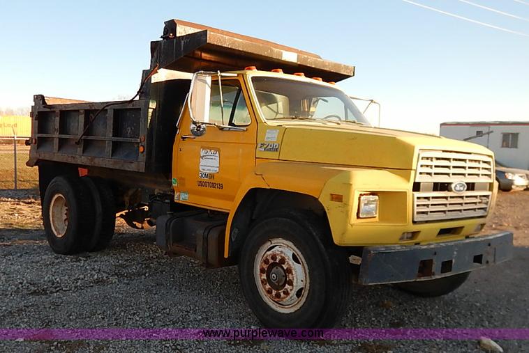 image for item I5235 1993 Ford F700 dump truck