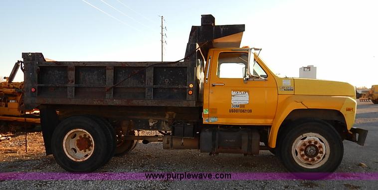 image for item I5235 1993 Ford F700 dump truck