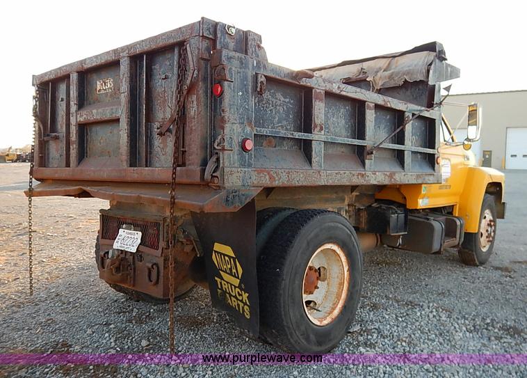 image for item I5235 1993 Ford F700 dump truck
