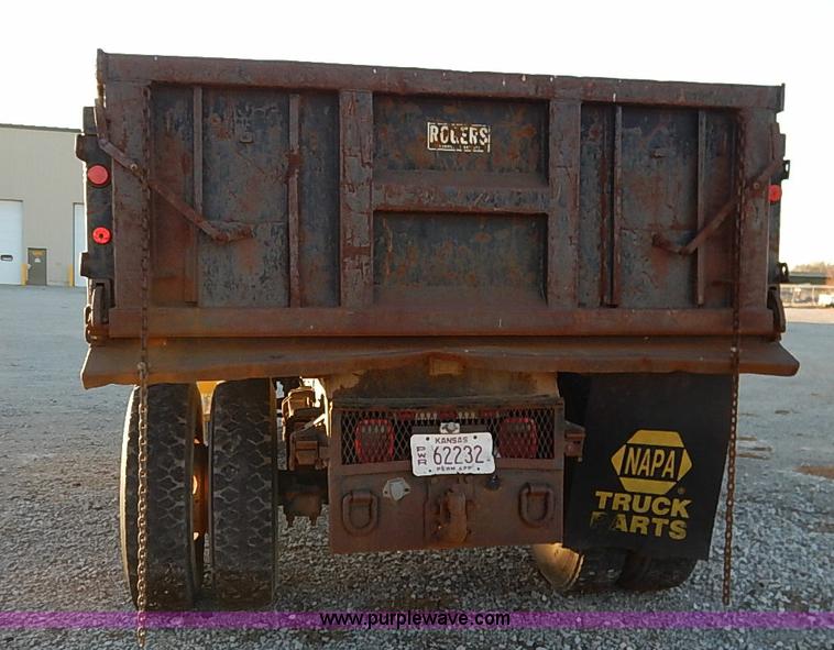 image for item I5235 1993 Ford F700 dump truck