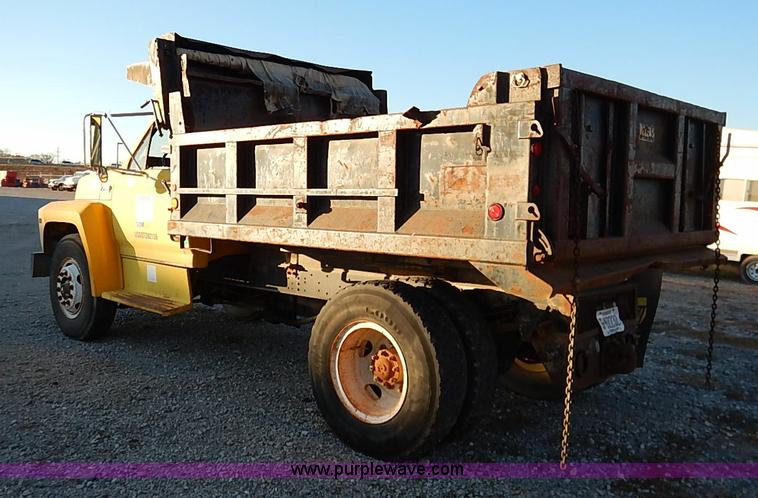 image for item I5235 1993 Ford F700 dump truck