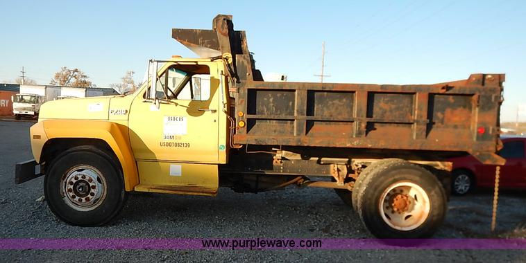 image for item I5235 1993 Ford F700 dump truck
