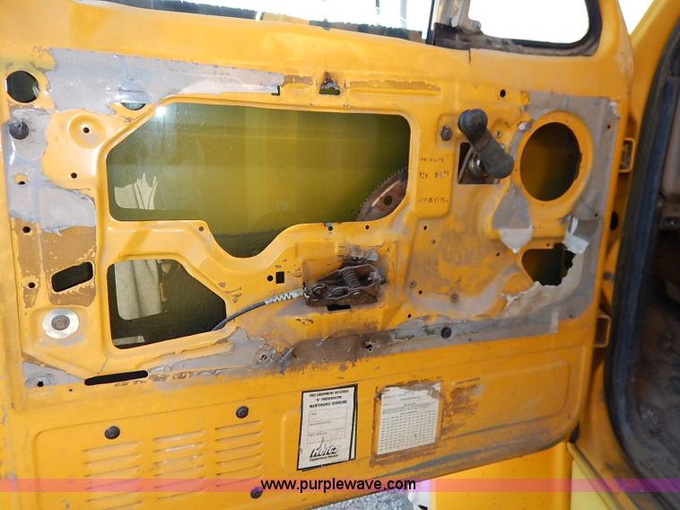 image for item I5235 1993 Ford F700 dump truck