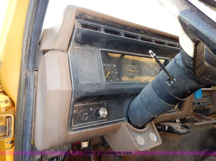 image for item I5235 1993 Ford F700 dump truck